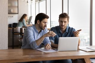 Foto: Junge spricht mit Tutor